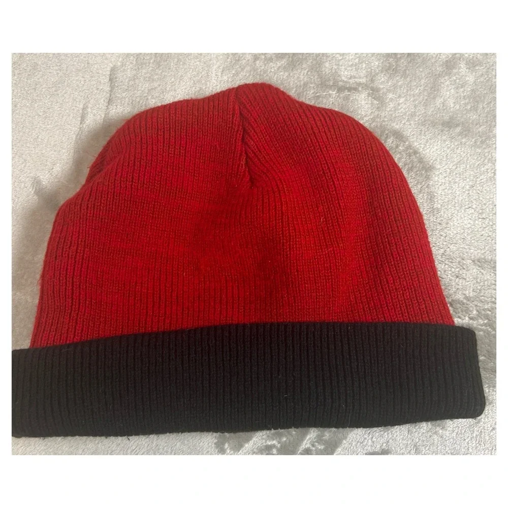 Marvel‎ Deadpool Red Black Knit Beanie Hat Embroidered Logo Cuffed Skull Cap OS
